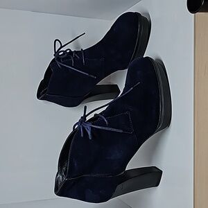 TOD'S dark blue navy suede lace-up high heel booties. EU size 37. Nearly perfect